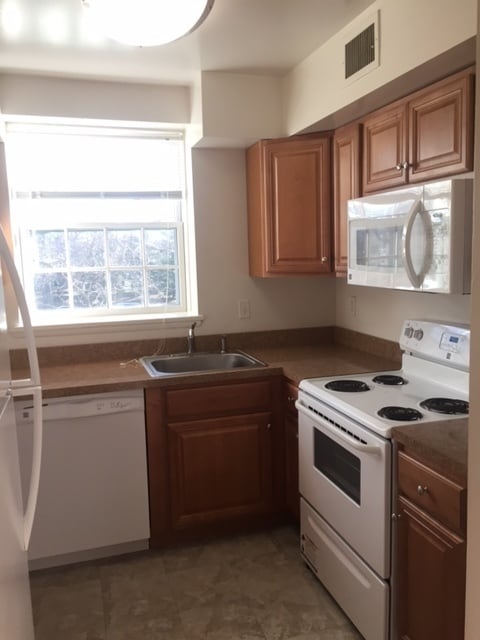 Photo - 1 Bedroom 1 Bath in McLean Gardens Just Off Wisc. Ave.!