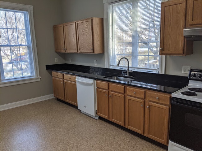 Kitchen - 418 Main St Unit 1st Fl