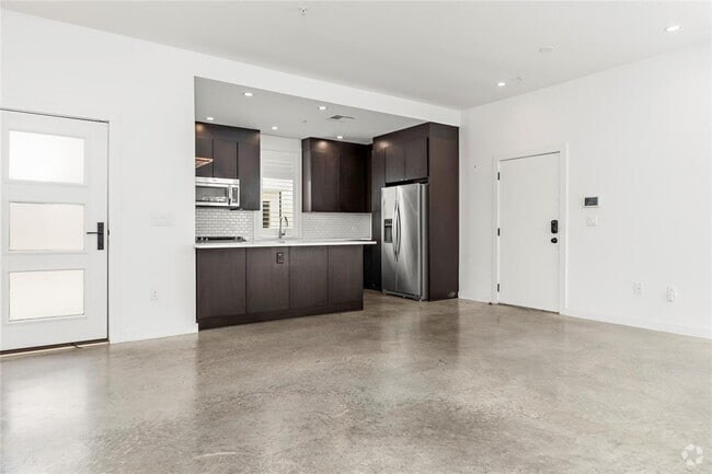 Building Photo - 1021 1/2 E 38th St Unit 8-2 Rental