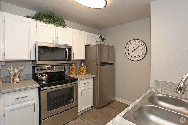 2BR, 2BA - 883 SF