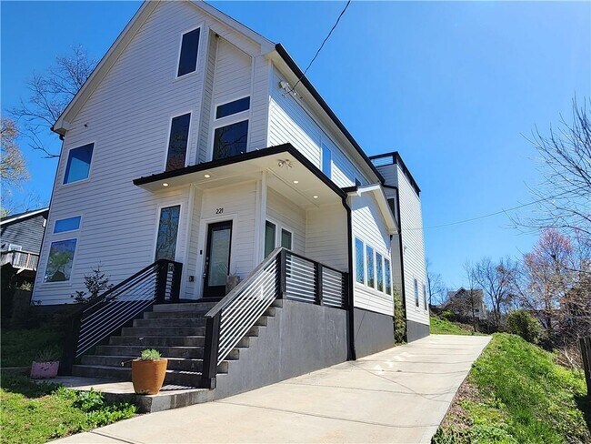 Building Photo - 221 Bass St SE Rental
