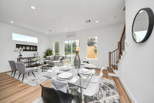 Photo - 2434 Harrington St