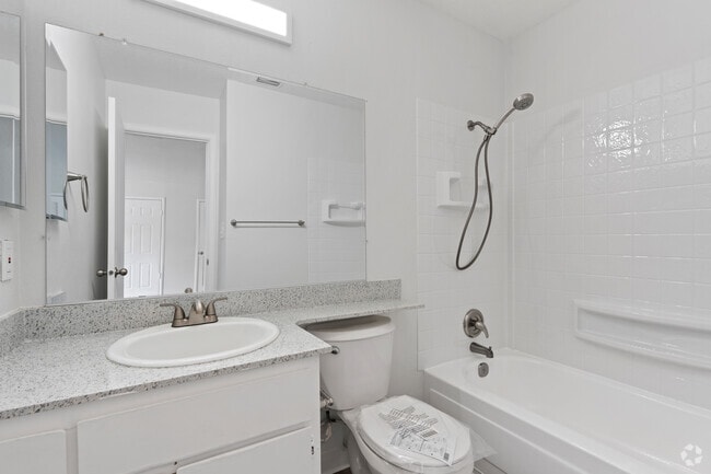 2BR, 2BA - 875SF - Bathroom