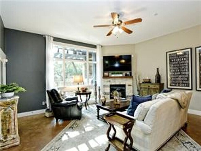 Photo - 804 E 47th St