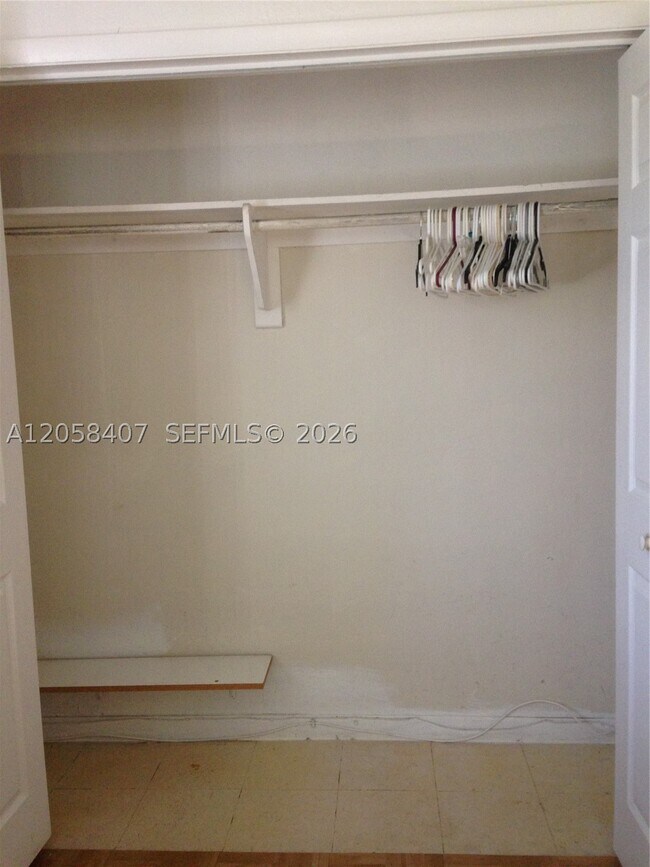 Building Photo - 2734 SW 24th St Unit 2