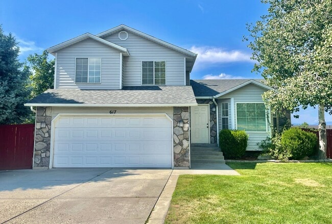 Lovely Sandy Home in Well Kept Neighborhood! - Lovely Sandy Home in Well Kept Neighborhood!