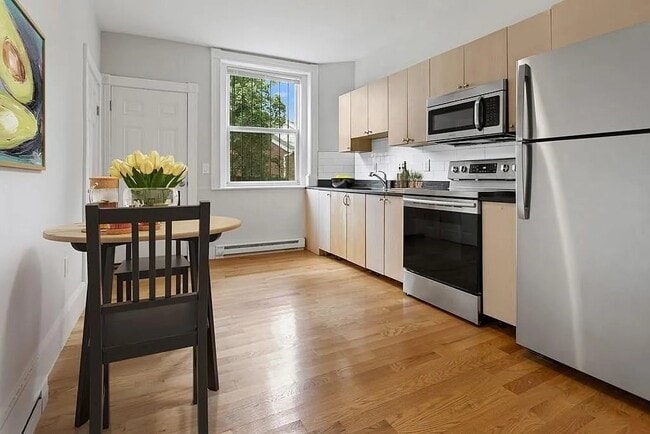 Building Photo - 14 Lyndhurst St Unit 1F