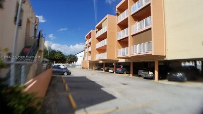 Building Photo - 2400 NW 16th St Rd Unit 304 Rental