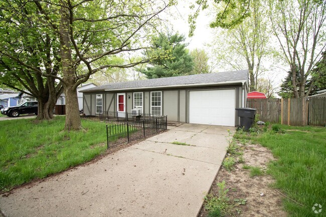 Building Photo - CUTE 2 BEDROOM HOME WITH FENCED BACKYARD