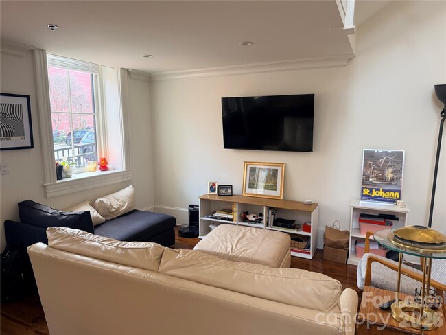 Photo - 113 N Main St Unidad F