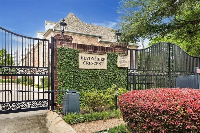 Photo - 1811 Devonshire Crescent