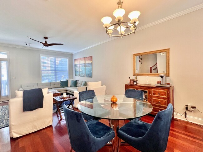 Photo - UPTOWN TOWNHOUSE!