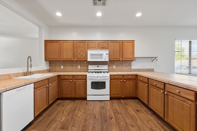 Photo - 1531 Essex Way