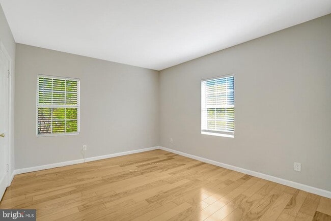 Building Photo - 1906 N Rhodes St Unit 51