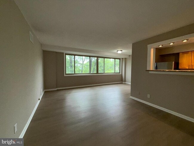 Building Photo - 4410 Oglethorpe St Unit 703