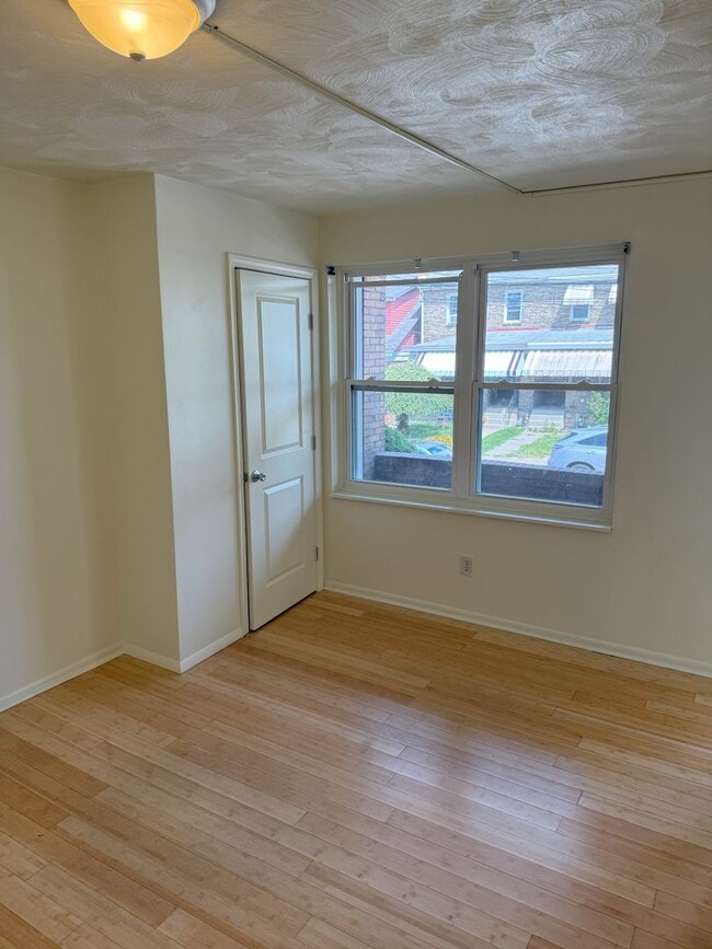 3325 1/2 Parkview