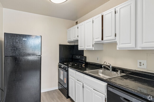 1BR, 1BA - 632SF - Kitchen - Park Tanglewood