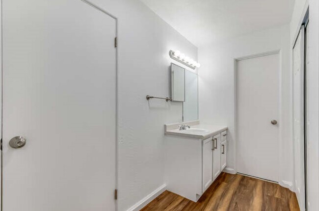 Viscount Bathroom One Bedroom Unit - Witt Penn & Viscount Apartments