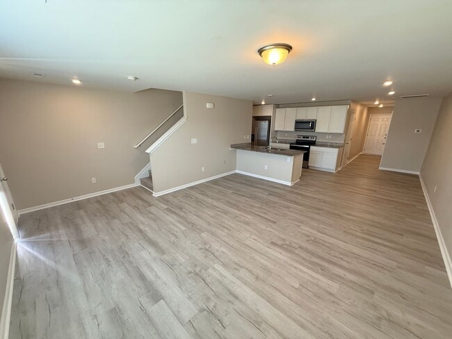 Building Photo - Beautiful townhome