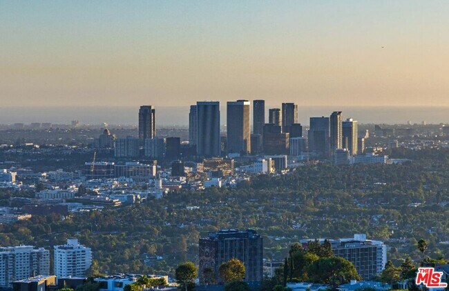 Photo - 8825 Hollywood Blvd