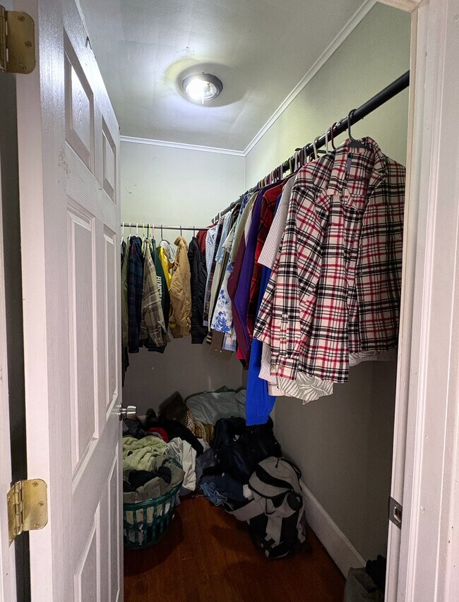 Walk in Closets - 54 North St