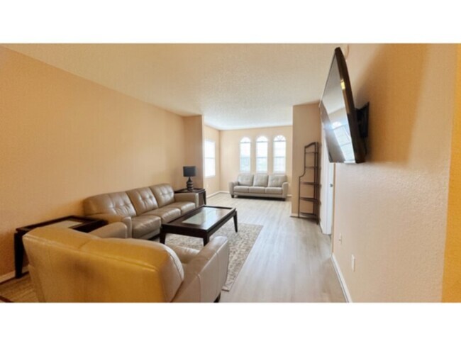 Building Photo - Seasonal/Annual 3-bedroom Condo in The Gar...