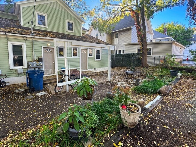 Photo - 617 Fulton St E