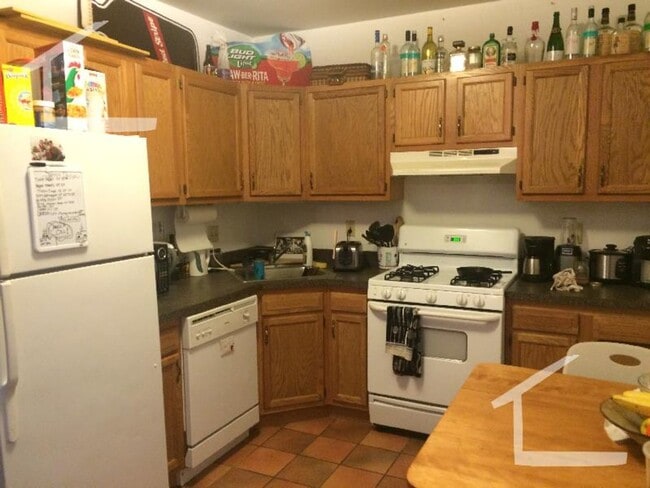 4 Bed 2 Bath available 6/1 - 4 Bed 2 Bath available 6/1 House