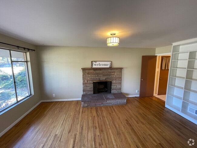 Building Photo - Cozy Holladay Gem – 3 Bed, 2 Bath with Fen... Rental