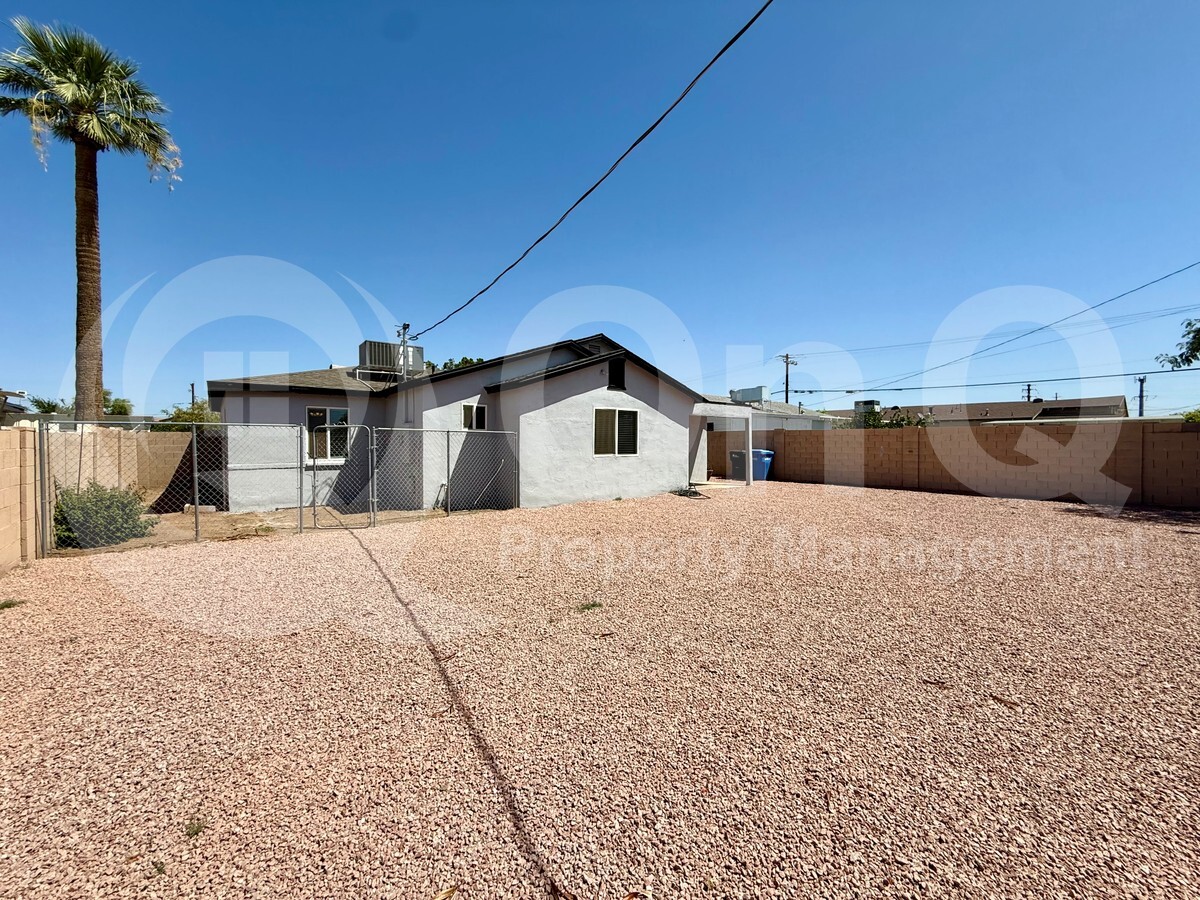 Photo - 3335 E Oak St