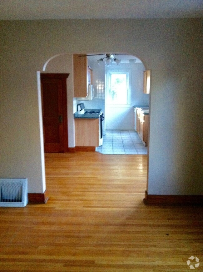 Building Photo - Adorable 2 bedroom 1 bathroom House with F...
