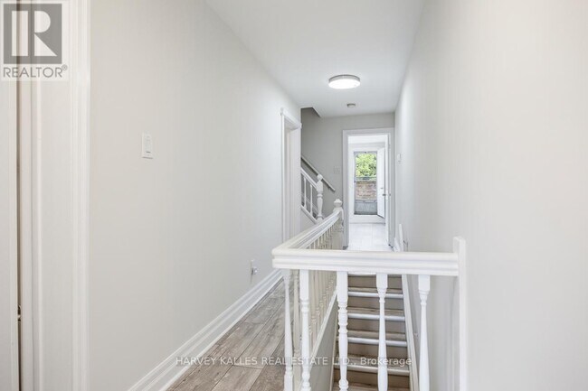 Photo - 910 Bloor St W