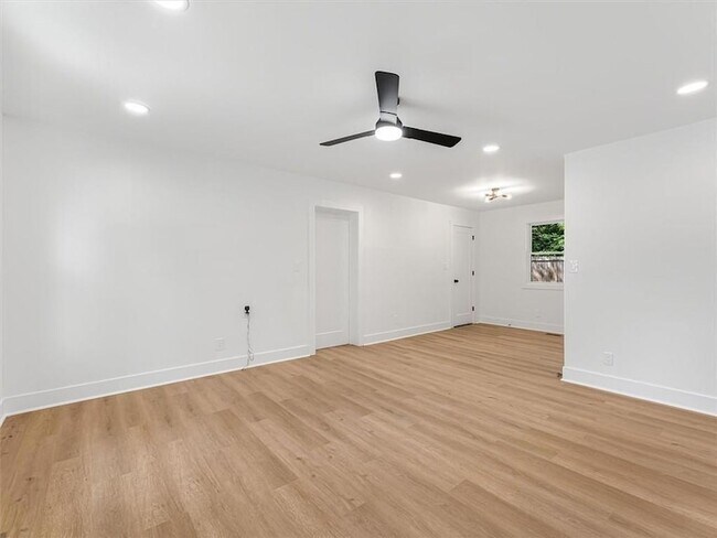 Photo - 454 Oak Dr SE