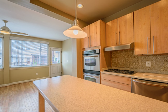 Photo - 611 Otis Pl NW