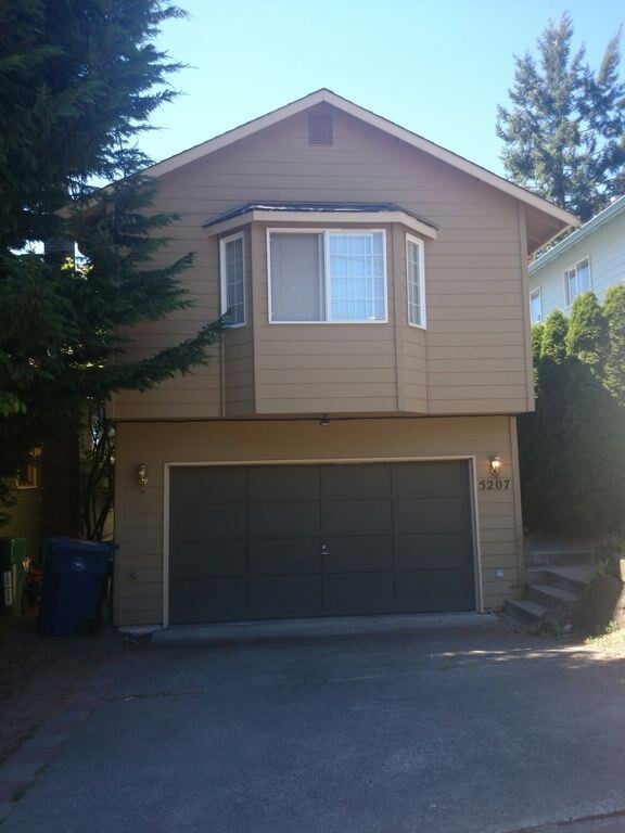 Building Photo - Lovely upper 2 floors of Large home in Phi...