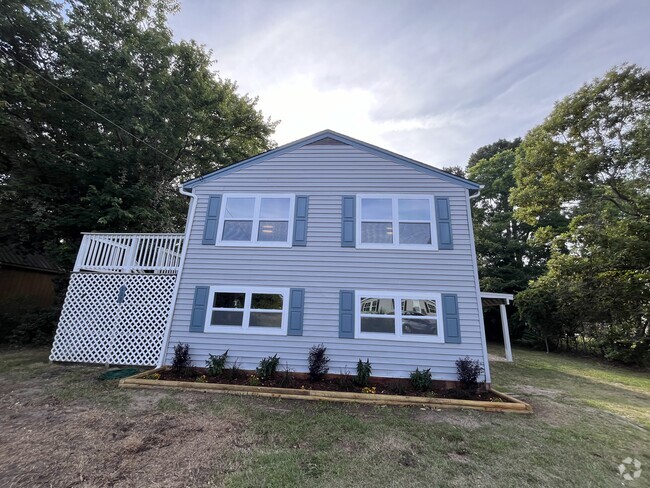 Building Photo - 137 Holly Cresent Dr Unit Whole House