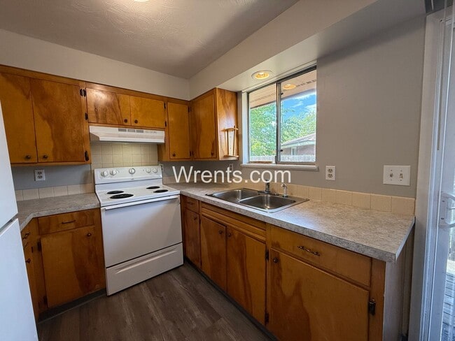 2909-2911 E Rockwell