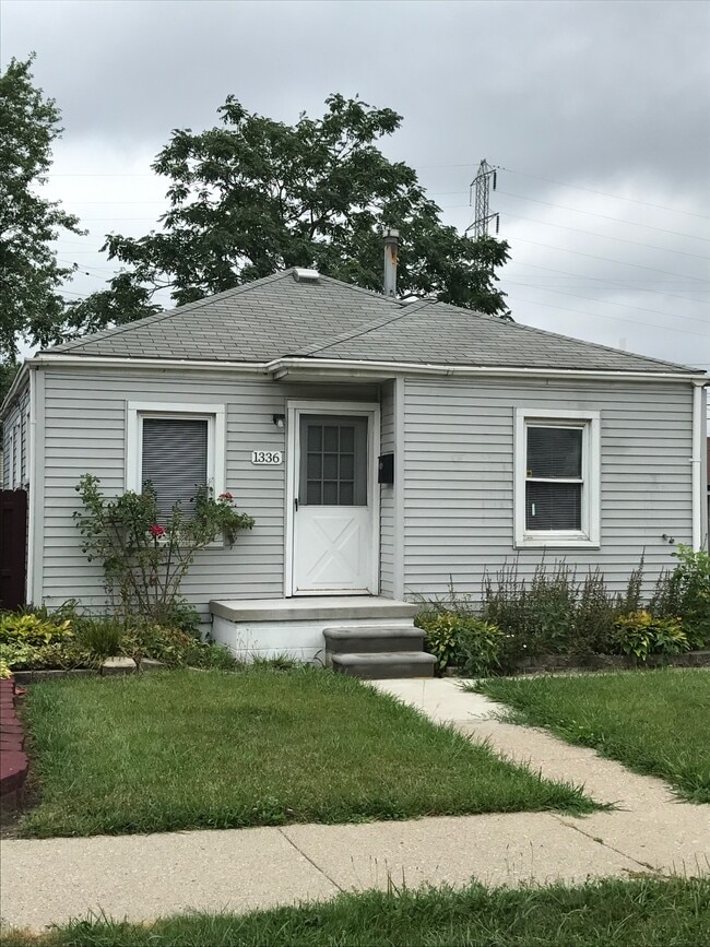 Building Photo - 1336 Chandler Ave