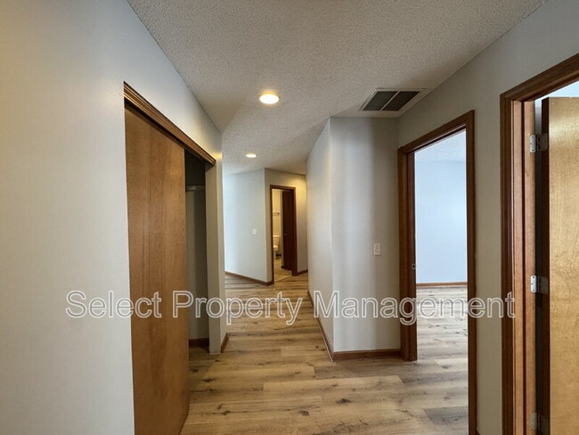 Photo - 829 Willen Ln