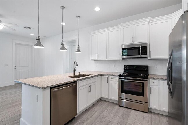 Photo - 667 SW Cleveland Ave Unit 2