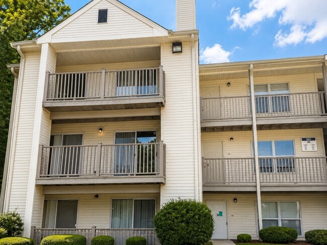 Building Photo - 541 Pineland Cir Unit 201