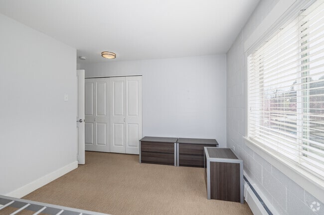 1BR, 1BA - 690SF - Bedroom