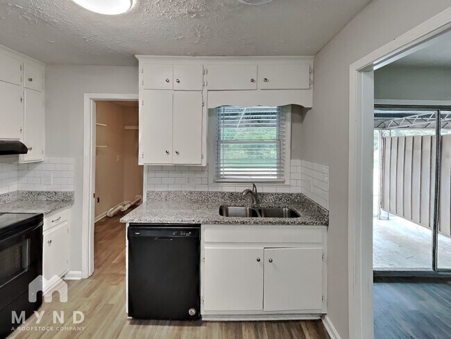 Photo - 225 Baker St