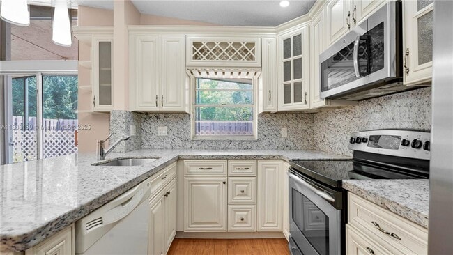 Photo - 570 Woodgate Cir