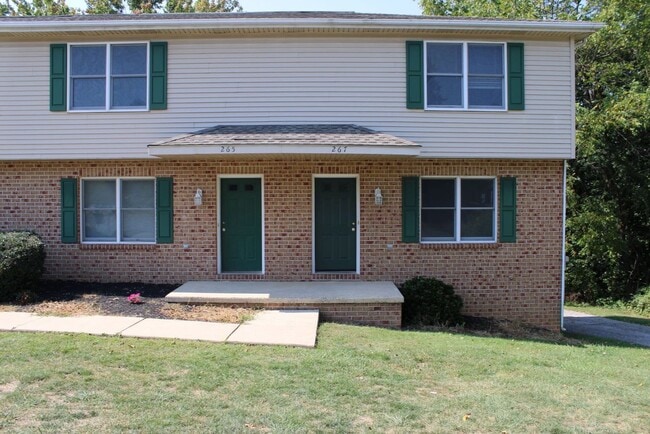 Building Photo - Two Bedroom Townhome with Attached Garage
