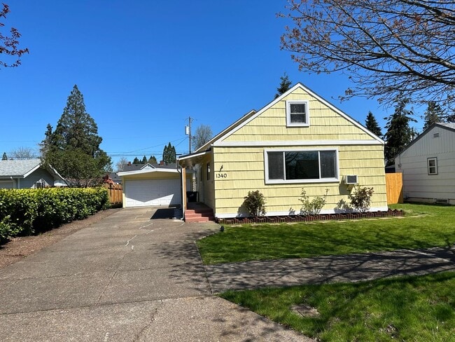 Building Photo - Beautifully updated 3 bedroom 1 bath home ...