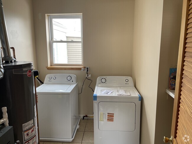 Building Photo - 357 Grove St Unit 2nd floor Rental