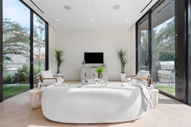 Photo - 536 W 51st St