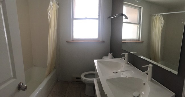Bathroom - 2623 W Berwyn Ave Unit B