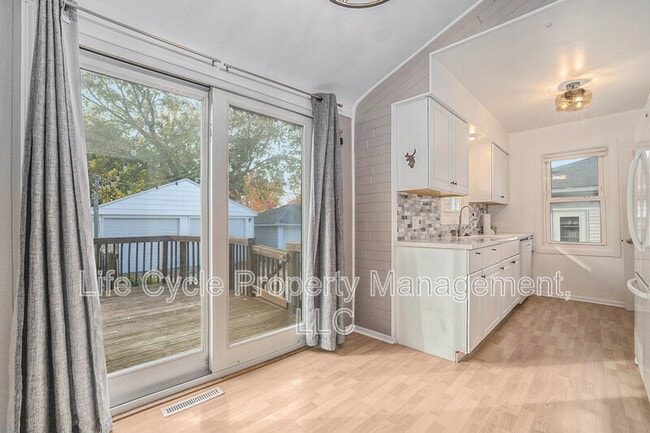 Photo - 1437 Lewison Ave NE